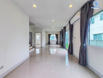 *****บ้านเดี่ยวมือสอง ม.เซนโทร พหลโยธิน-วิภาวดี เนื้อที่กว้าง 51 ตร.ว. ฟังก์ชัน 3 ห้องนอน 3 ห้องน้ำ ที่จอดรถ 2 คัน บ้านหลังใหญ่ สภาพใหม่เอี่ยม พร้อมลากกระเป๋าเข้าอยู่! บนทำเลเดินทางสะดวกเชื่อมต่อถนนพหลโยธิน, ถนนลำลูกกา, ถนนสายไหม, ถนนรังสิต-นครนายก และทางด่วน "โทลล์เวย์" จองเลยวันนี้!